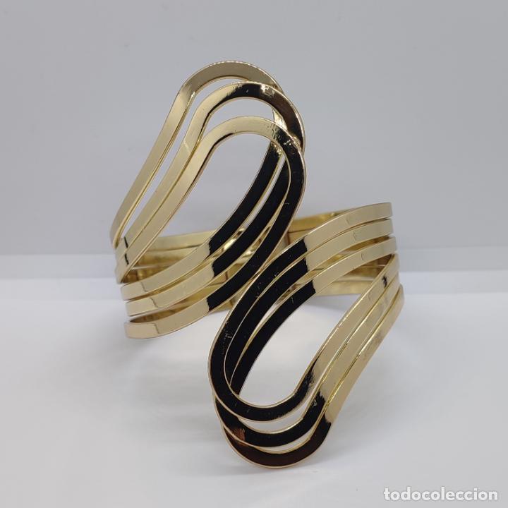 Joyeria: Sofisticado brazalete de dise&ntilde;o moderno chapado en oro de 18k. - Foto 5