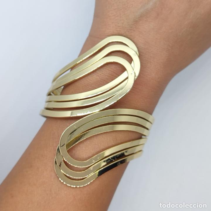 Joyeria: Sofisticado brazalete de dise&ntilde;o moderno chapado en oro de 18k. - Foto 6