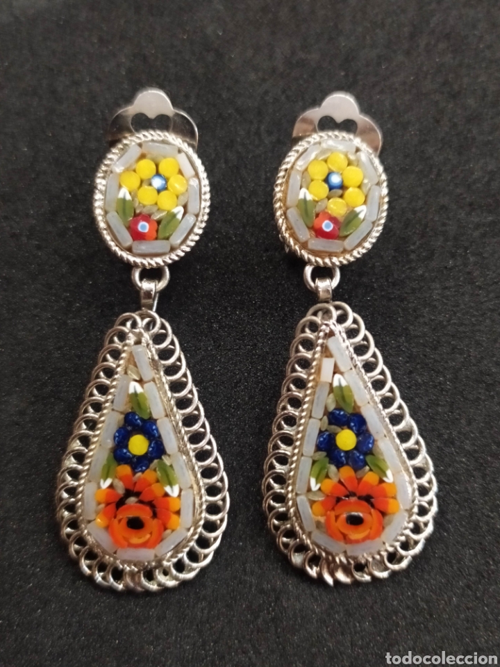 Gioielleria: Antiguos pendientes Micromosaico. Articulados, motivos florales, cierre en pinza.