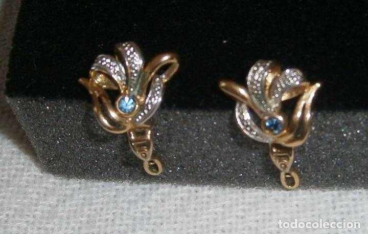 Jewelry: pendientes dorados con piedrecitas y una color azul
