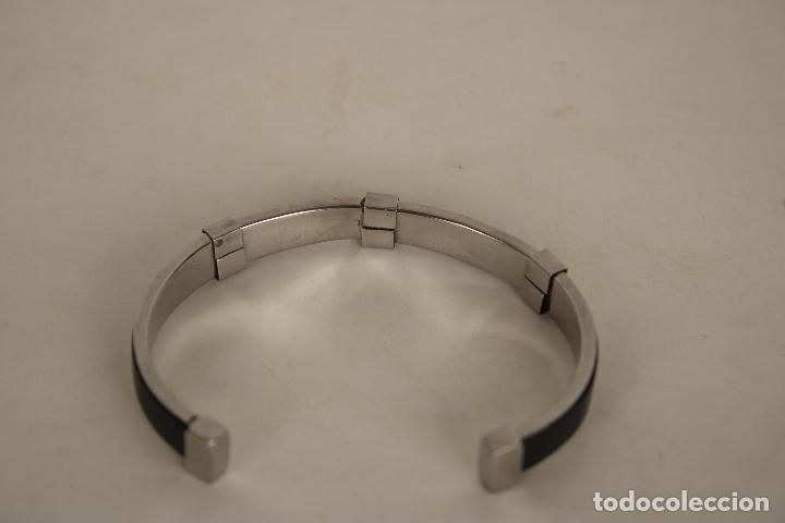 Joyeria: brazalete de acero y piel con botones de oro - Foto 2
