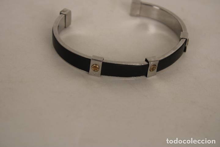 Joyeria: brazalete de acero y piel con botones de oro - Foto 1