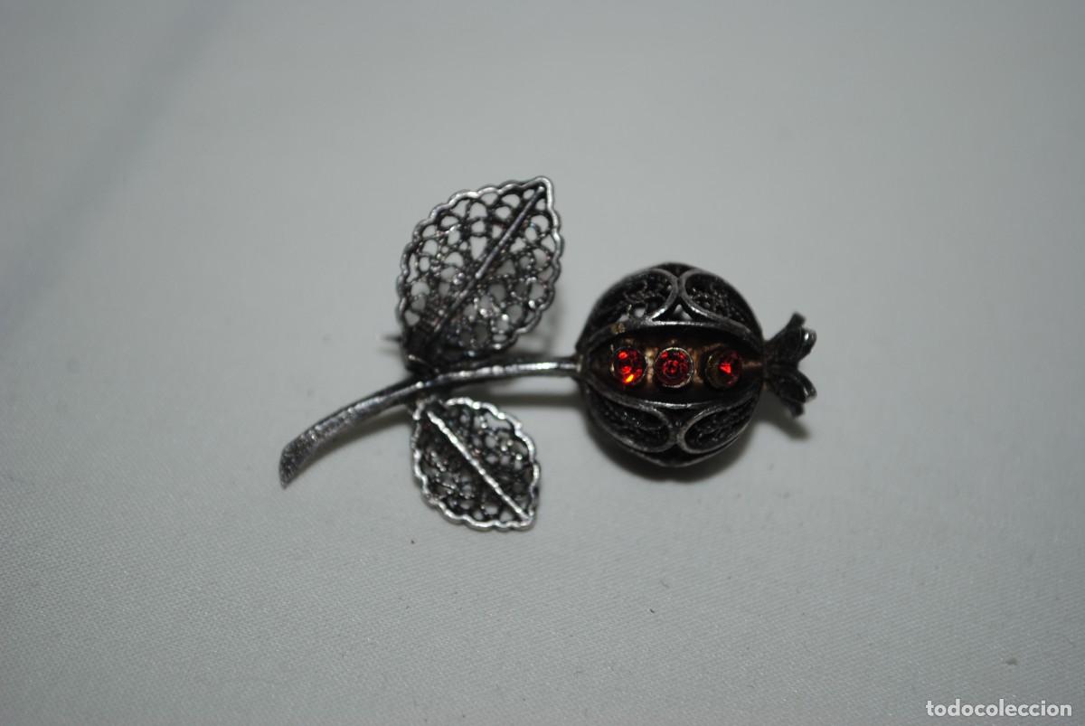 Joyeria: BROCHE DE PLATA O, PLATEADO EN FORMA DE GRANADA . - Foto 2