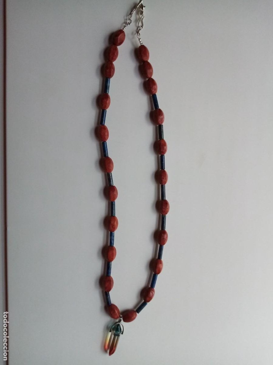 Joyeria: Collar de cuentas de coral manzana y lapisl&aacute;zuli y broche de cuarzo m&iacute;stico 61 cm 45 gr