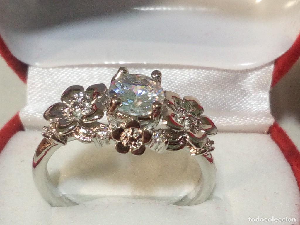 Joyeria: Anillo de Compromiso con Flor Grande y Circonitas - Foto 1