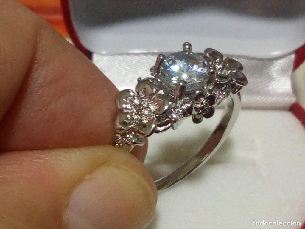Joyeria: Anillo de Compromiso con Flor Grande y Circonitas - Foto 2