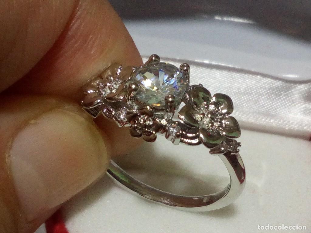 Joyeria: Anillo de Compromiso con Flor Grande y Circonitas - Foto 3