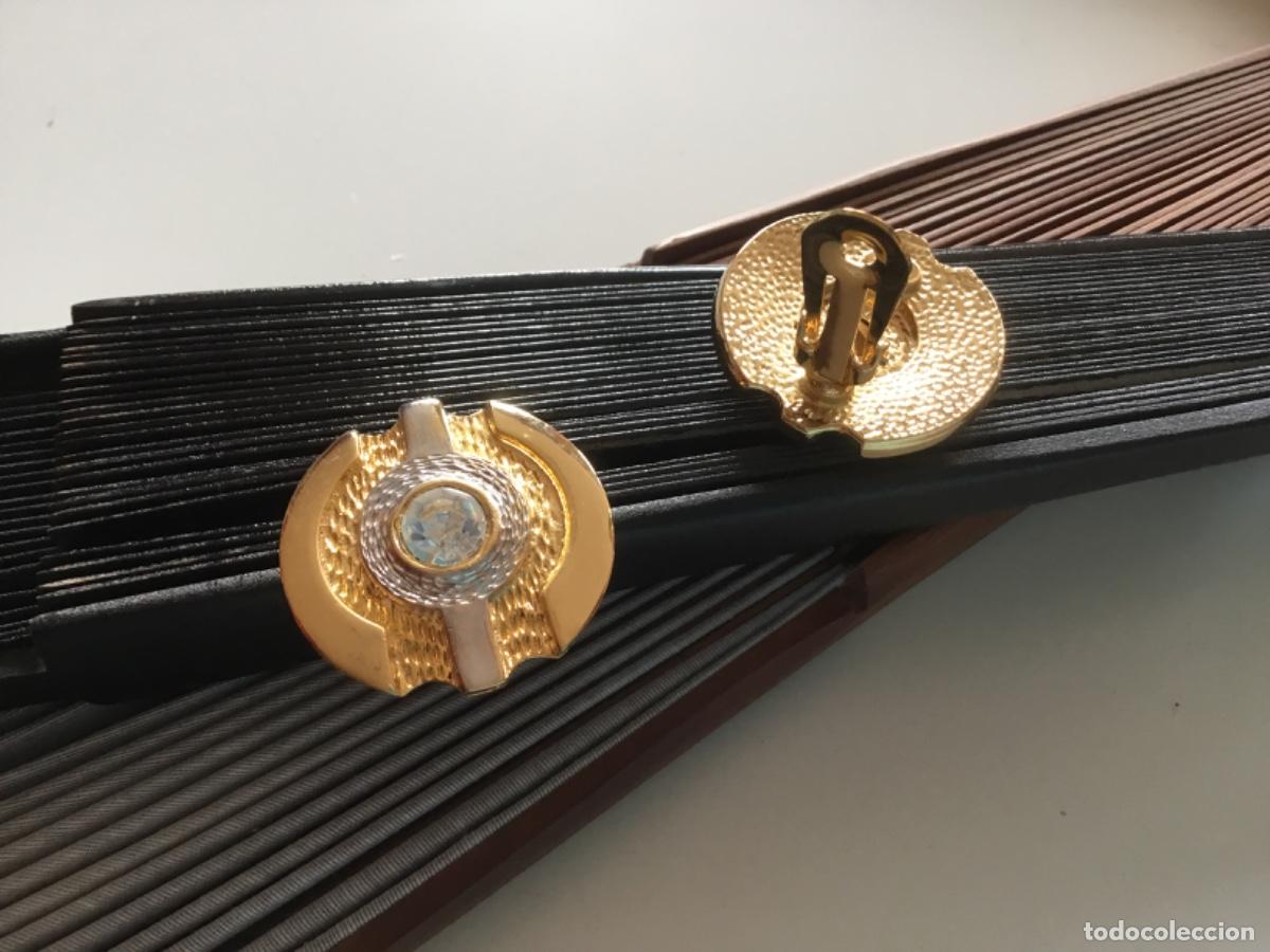 Joyeria: Pendientes de clip chapados en oro con circonio central. - Foto 2