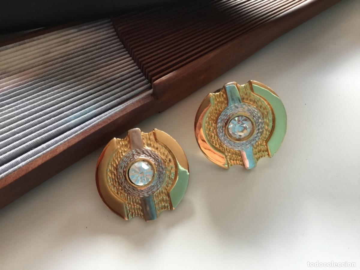 Joyeria: Pendientes de clip chapados en oro con circonio central. - Foto 3