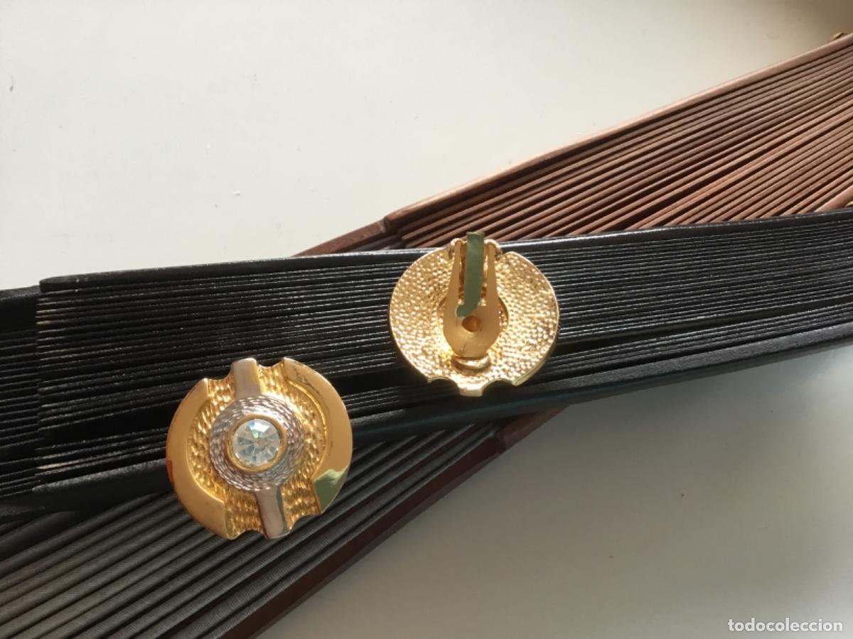 Joyeria: Pendientes de clip chapados en oro con circonio central. - Foto 4