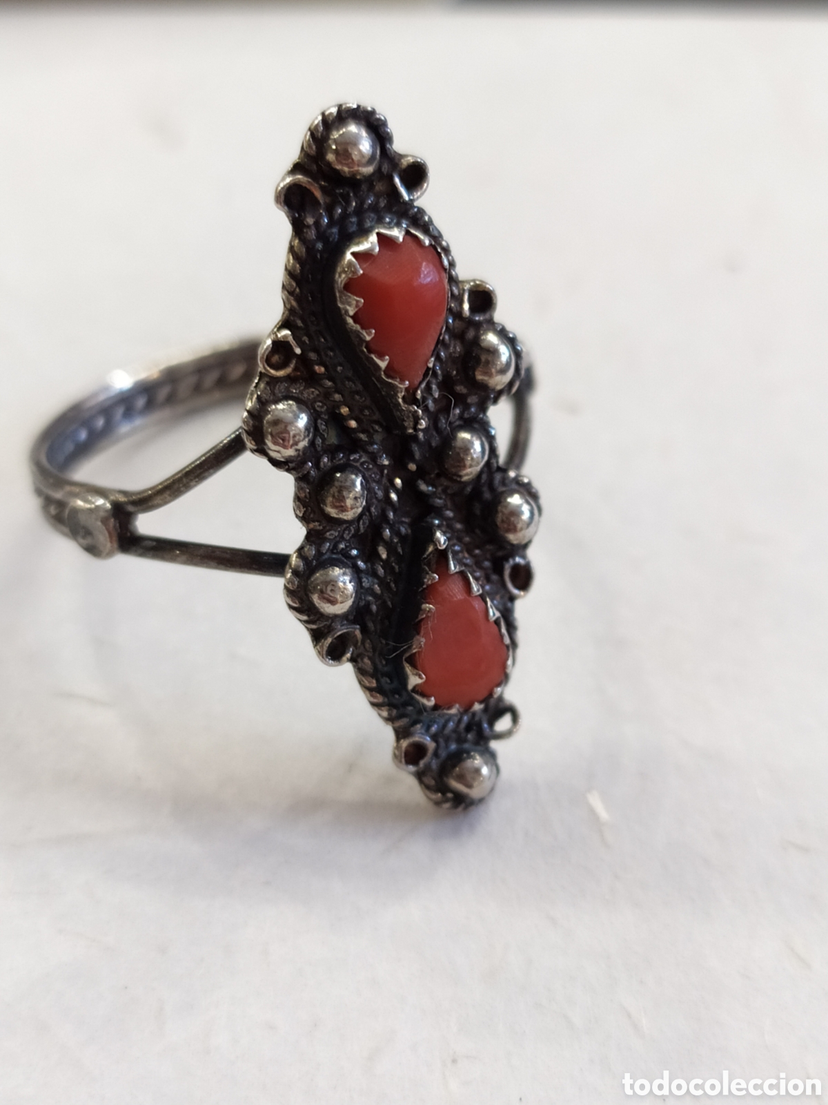 Joyeria: Antiguo anillo de plata y coral rojo. - Foto 1