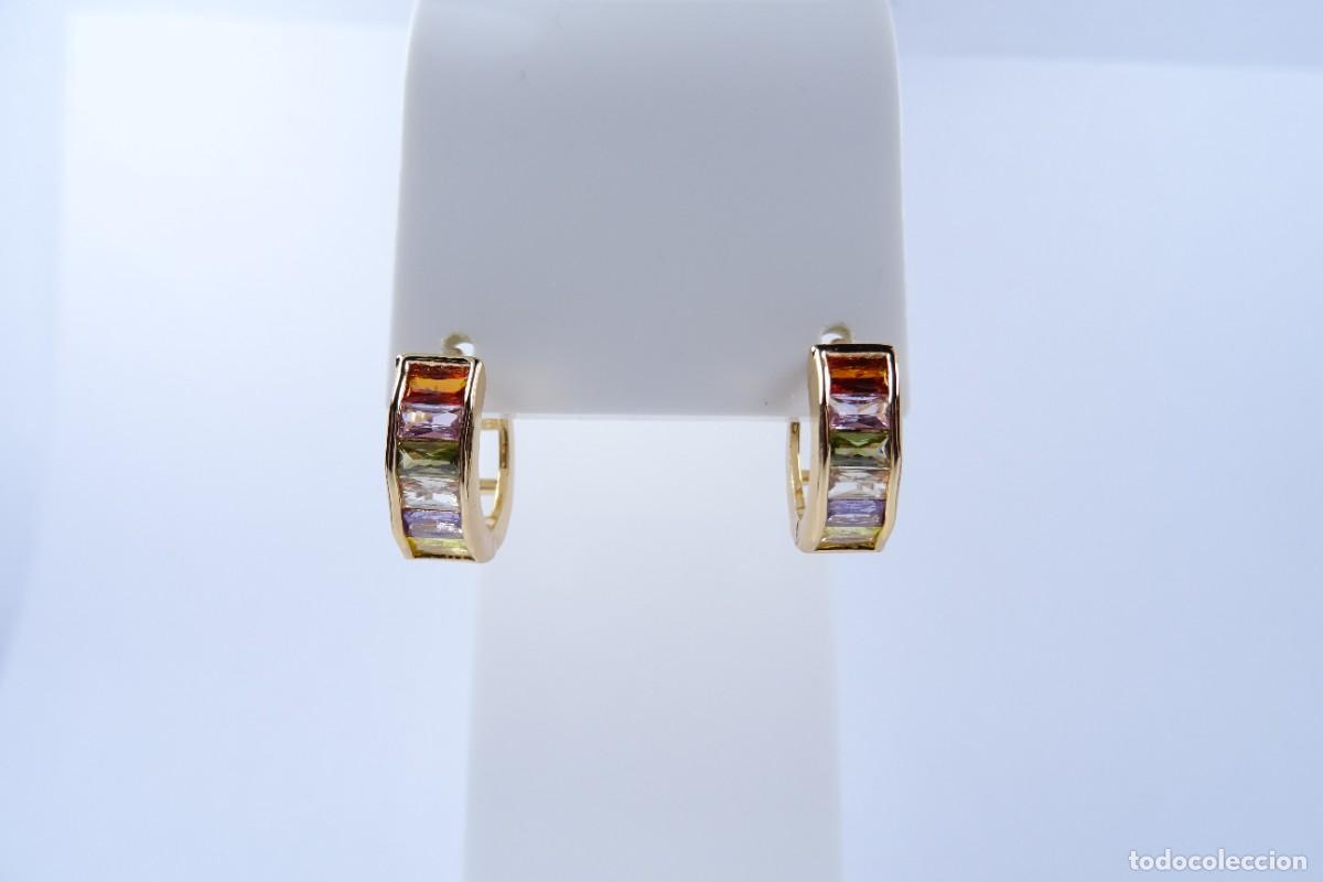 Joyeria: Pendientes en oro de 14k en forma de aro con piedras multicolor engastadas en bisel - Foto 1