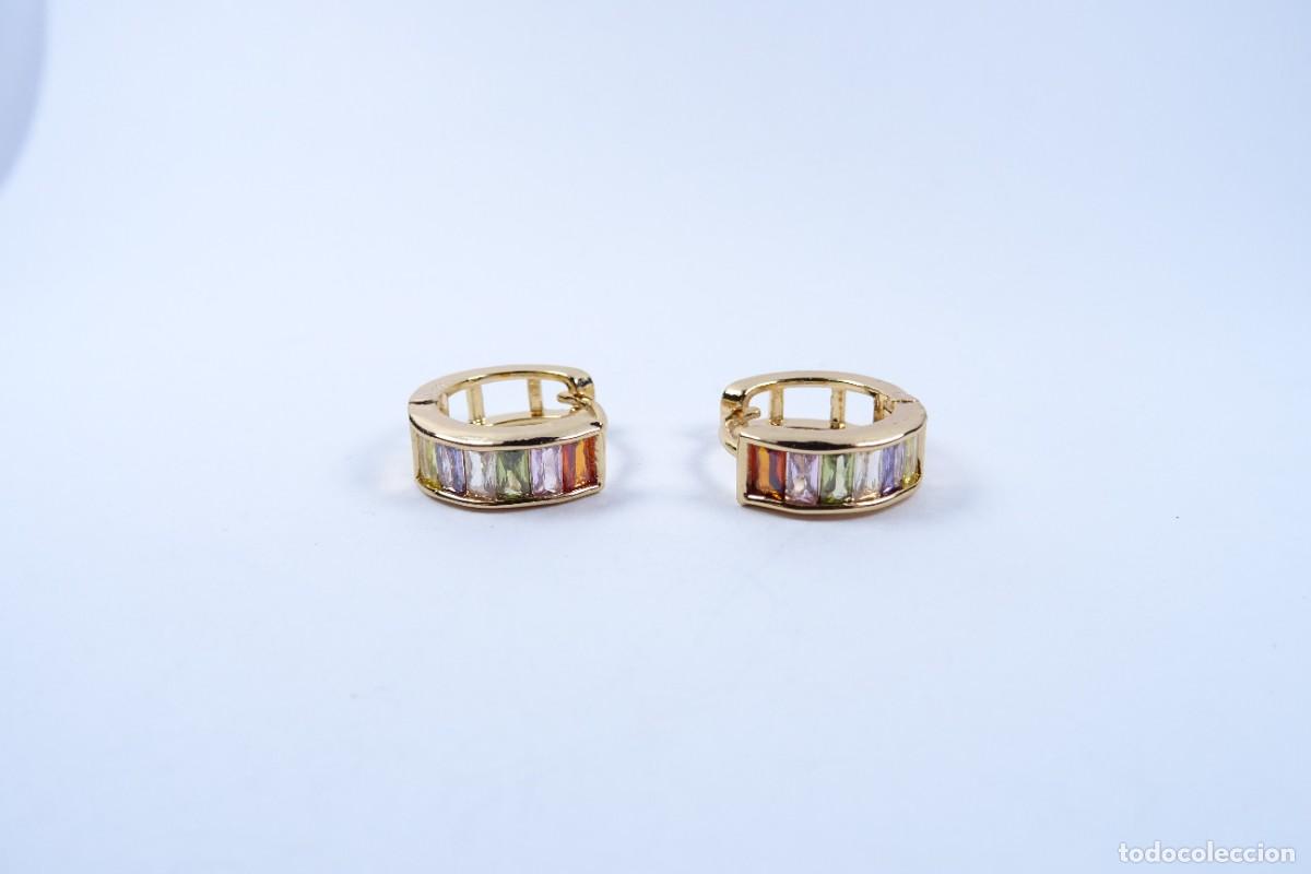 Joyeria: Pendientes en oro de 14k en forma de aro con piedras multicolor engastadas en bisel - Foto 2