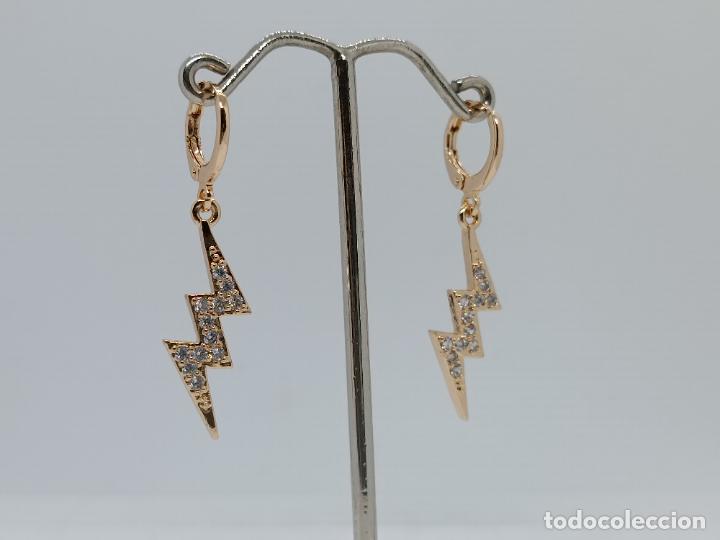Joyeria: Preciosos pendientes en oro chapado con forma de rayos y circonitas. - Foto 2