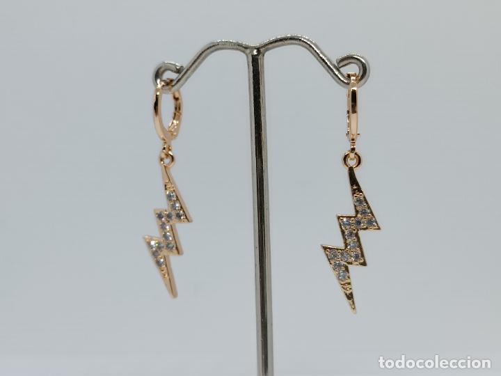 Joyeria: Preciosos pendientes en oro chapado con forma de rayos y circonitas. - Foto 3