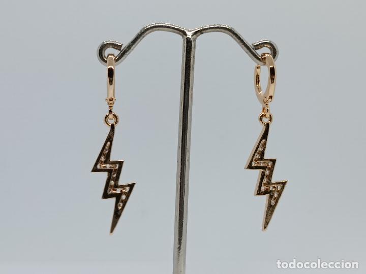 Joyeria: Preciosos pendientes en oro chapado con forma de rayos y circonitas. - Foto 4
