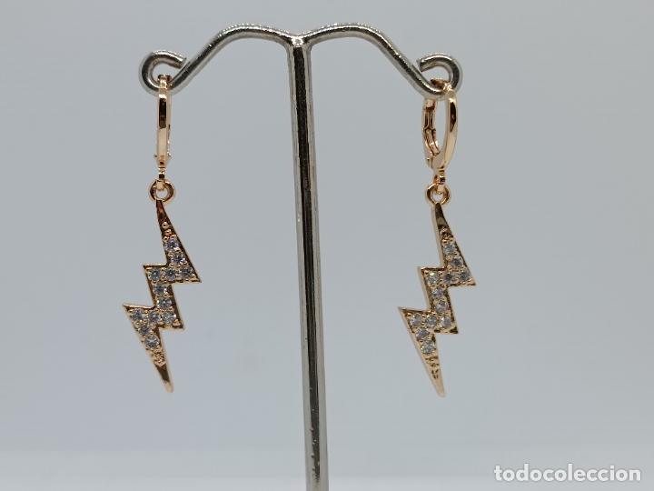 Joyeria: Preciosos pendientes en oro chapado con forma de rayos y circonitas. - Foto 1
