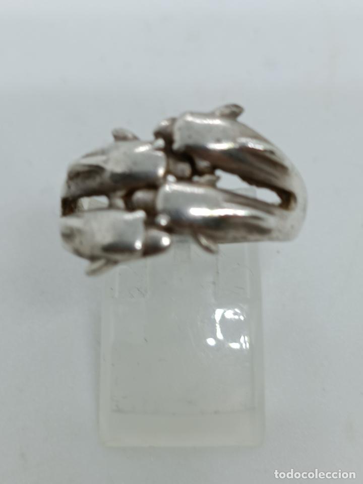 Joyeria: Original anillo antiguo en plata de ley contrastada con delfines. - Foto 2