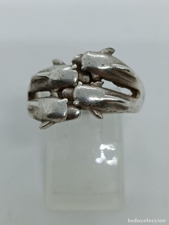 Joyeria: Original anillo antiguo en plata de ley contrastada con delfines. - Foto 3