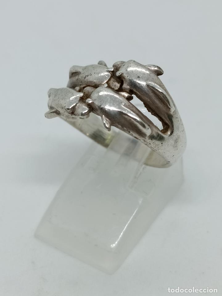 Joyeria: Original anillo antiguo en plata de ley contrastada con delfines. - Foto 1