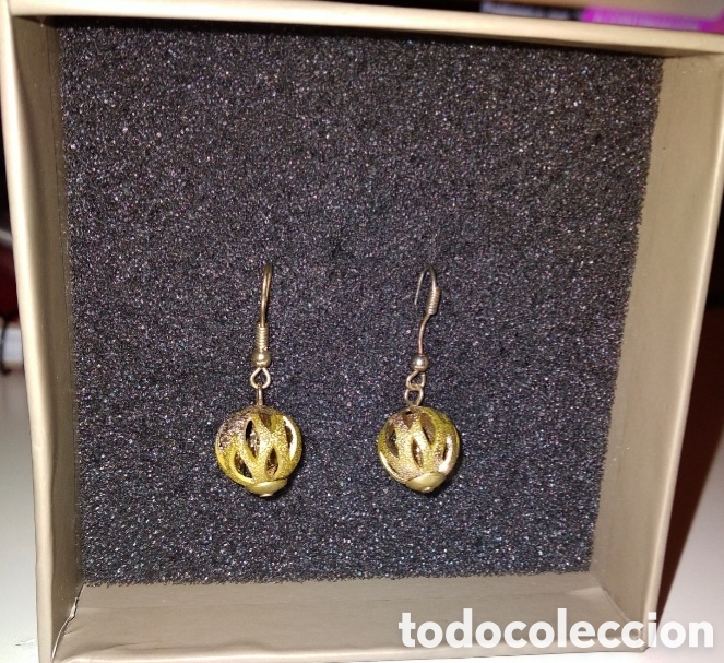 Schmuck: Pendientes dorados de metal calado 3 cm de largo