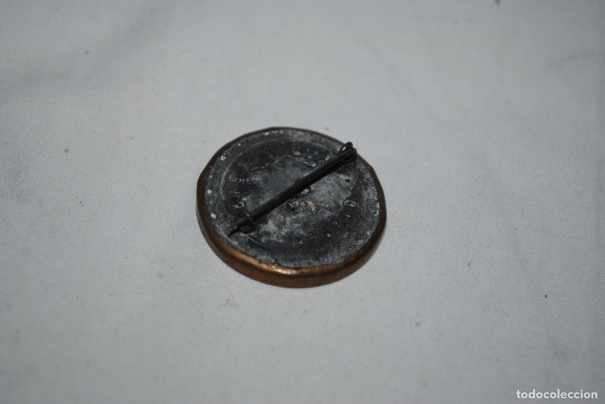 Joyeria: ANTIGUO BROCHE CON LA VIRGEN DEL CARMEN . - Foto 2