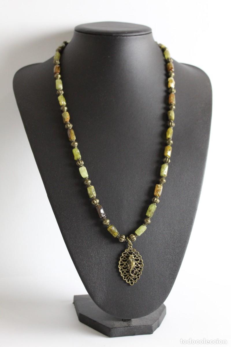 Gioielleria: collar caballito de mar de granate verde hecho a mano