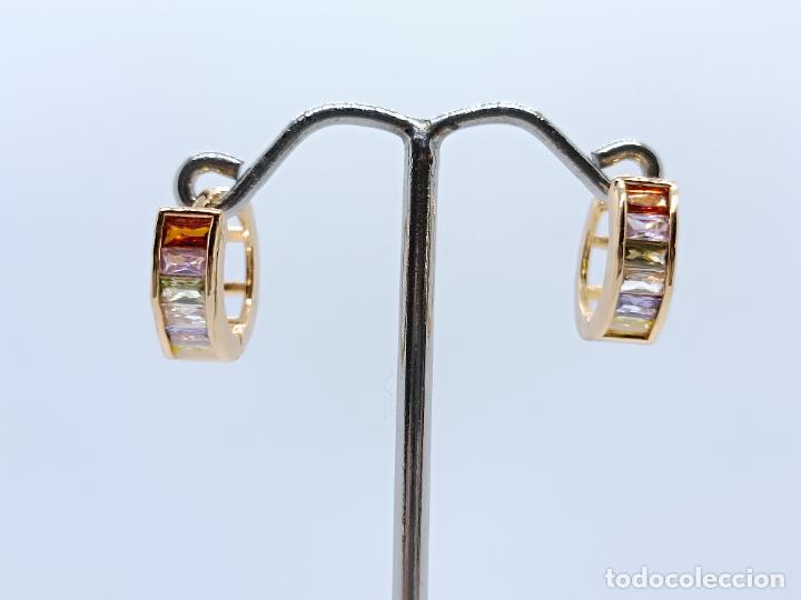 Joyeria: Pendientes en oro de 14k en forma de aro con piedras multicolor talladas - Foto 2
