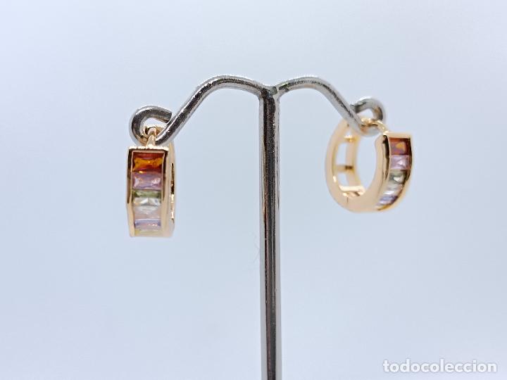 Joyeria: Pendientes en oro de 14k en forma de aro con piedras multicolor talladas - Foto 3