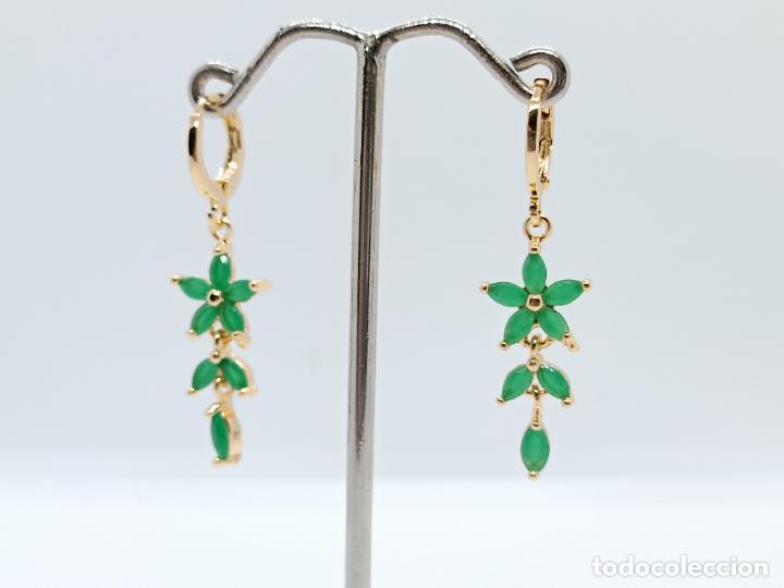 Joyeria: PENDIENTES LARGOS EN ORO DE 14K CON ESMERALDAS - Foto 3