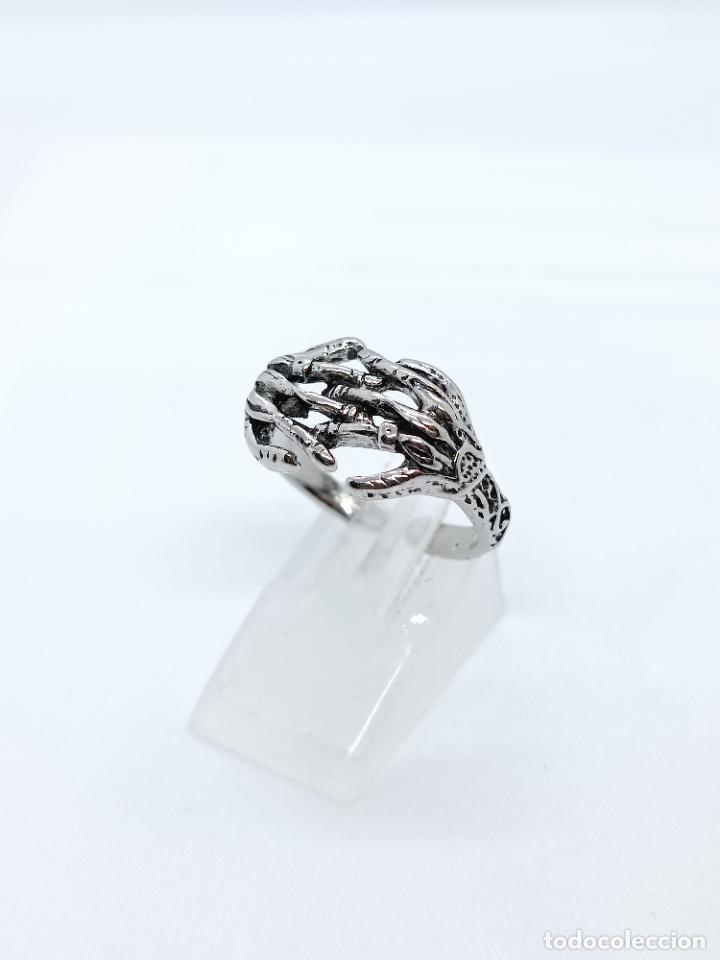 Joyeria: Original anillo plateado con forma de manos de esqueleto entrelazadas - Foto 2