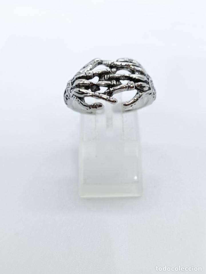 Joyeria: Original anillo plateado con forma de manos de esqueleto entrelazadas - Foto 3