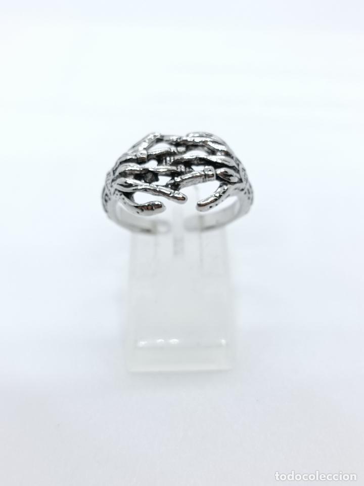 Joyeria: Original anillo plateado con forma de manos de esqueleto entrelazadas - Foto 4