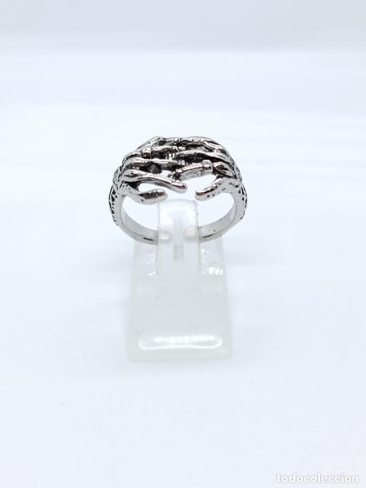 Joyeria: Original anillo plateado con forma de manos de esqueleto entrelazadas - Foto 5
