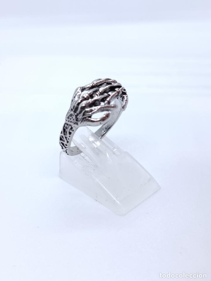 Joyeria: Original anillo plateado con forma de manos de esqueleto entrelazadas - Foto 6