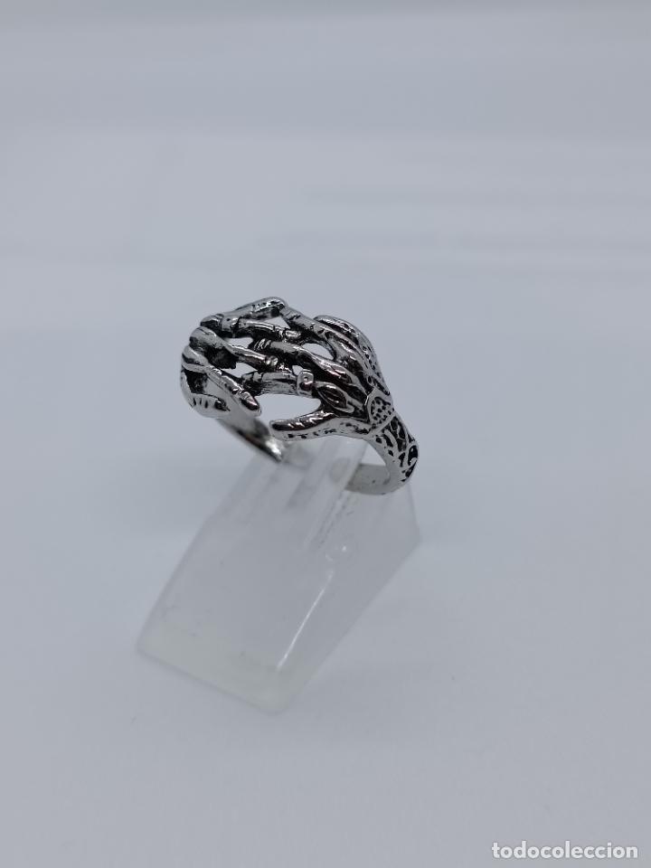 Joyeria: Original anillo plateado con forma de manos de esqueleto entrelazadas - Foto 7