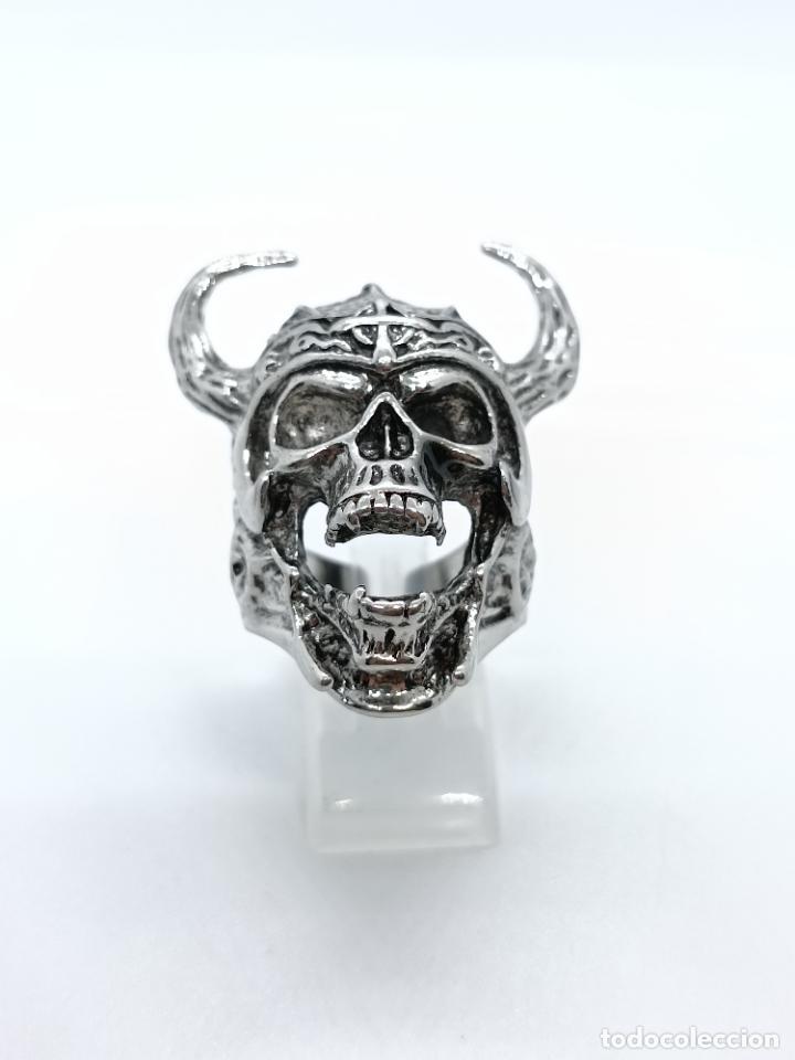 Joyeria: Enorme anillo ba&ntilde;ado en plata con forma de calavera vikinga. - Foto 2