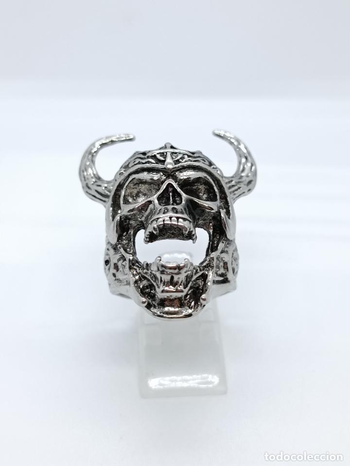 Joyeria: Enorme anillo ba&ntilde;ado en plata con forma de calavera vikinga. - Foto 3