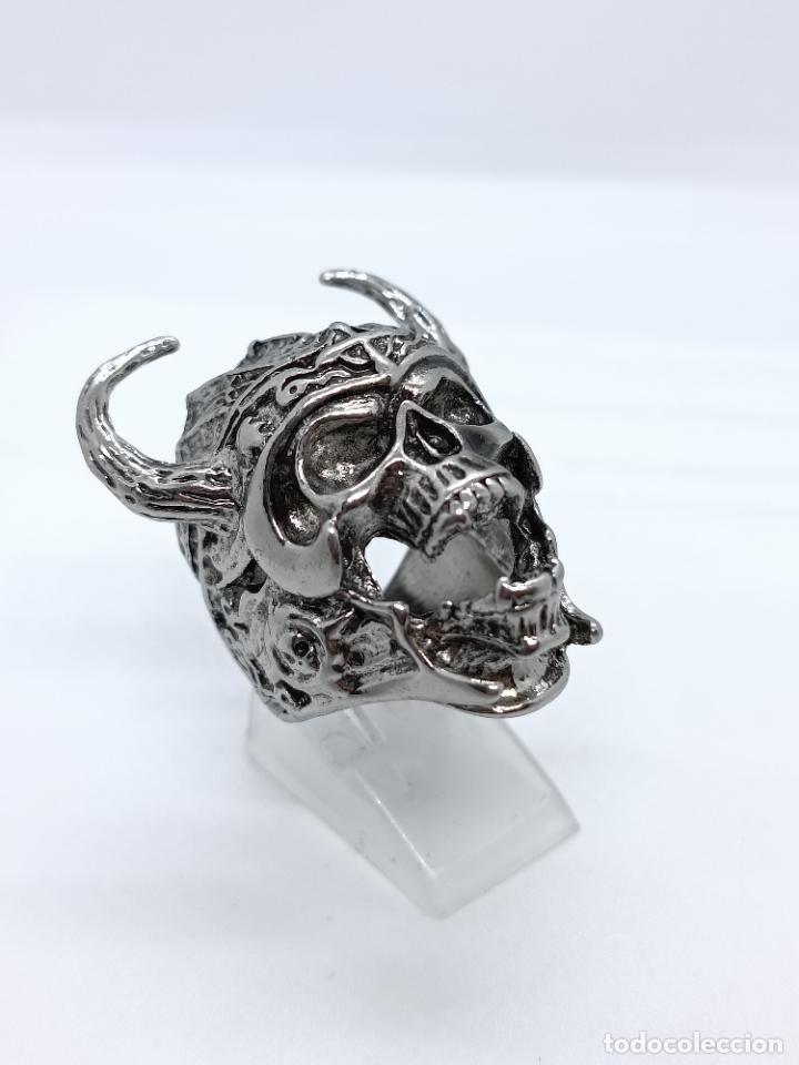 Joyeria: Enorme anillo ba&ntilde;ado en plata con forma de calavera vikinga. - Foto 4