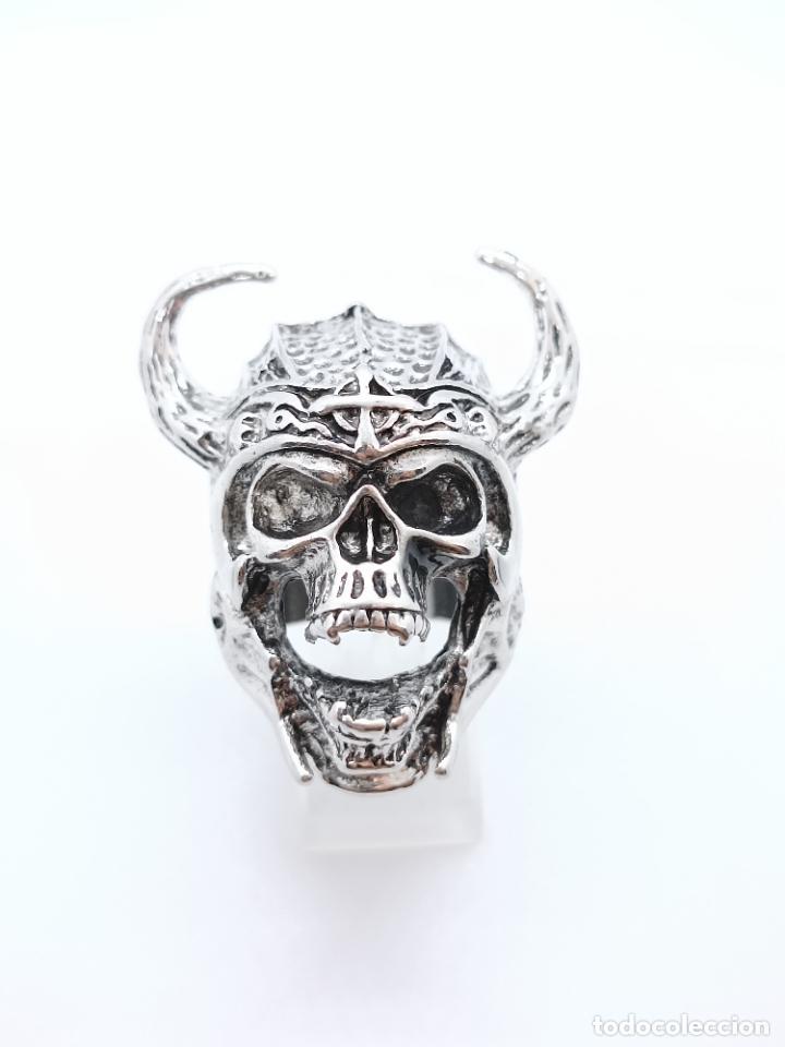Joyeria: Enorme anillo ba&ntilde;ado en plata con forma de calavera vikinga. - Foto 5