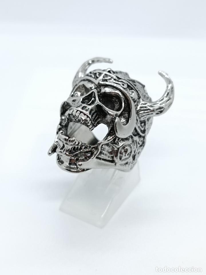 Joyeria: Enorme anillo ba&ntilde;ado en plata con forma de calavera vikinga. - Foto 1