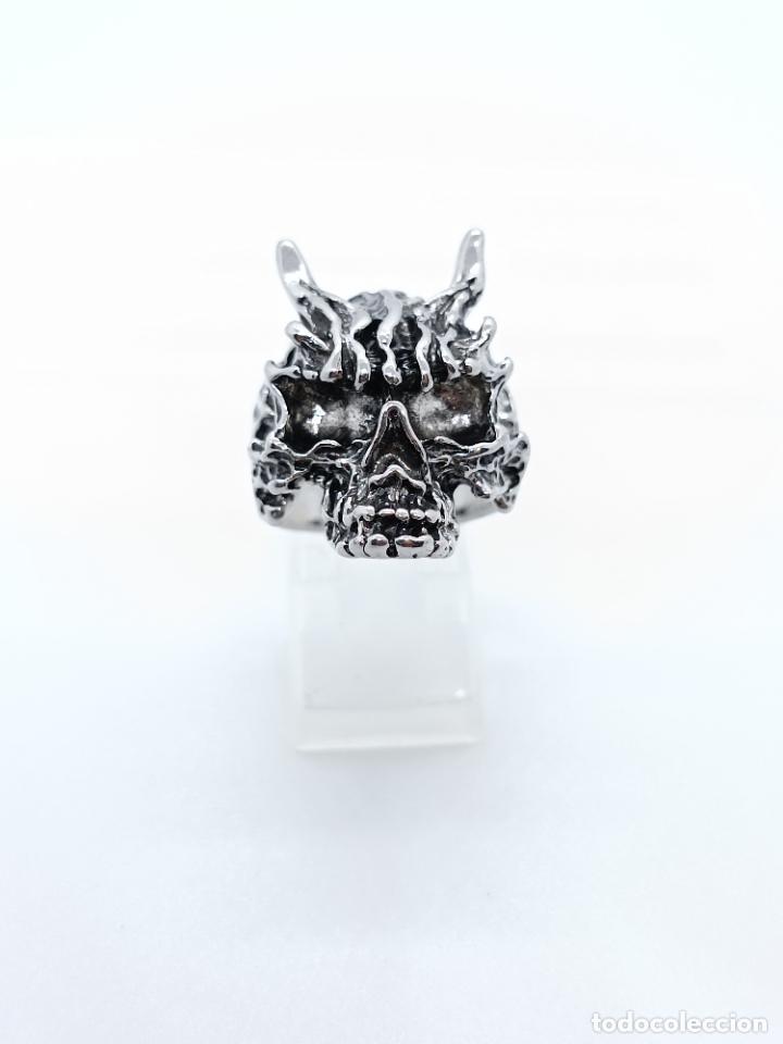 Joyeria: Excelente anillo ba&ntilde;ado en plata con forma de calavera de demonio - Foto 2