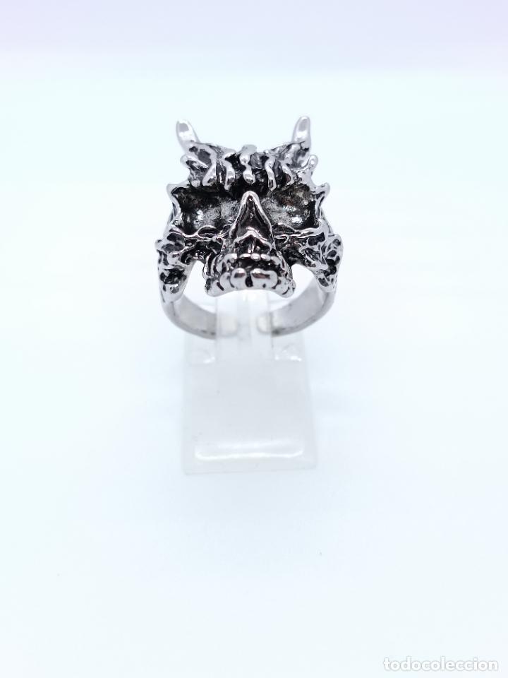 Joyeria: Excelente anillo ba&ntilde;ado en plata con forma de calavera de demonio - Foto 3