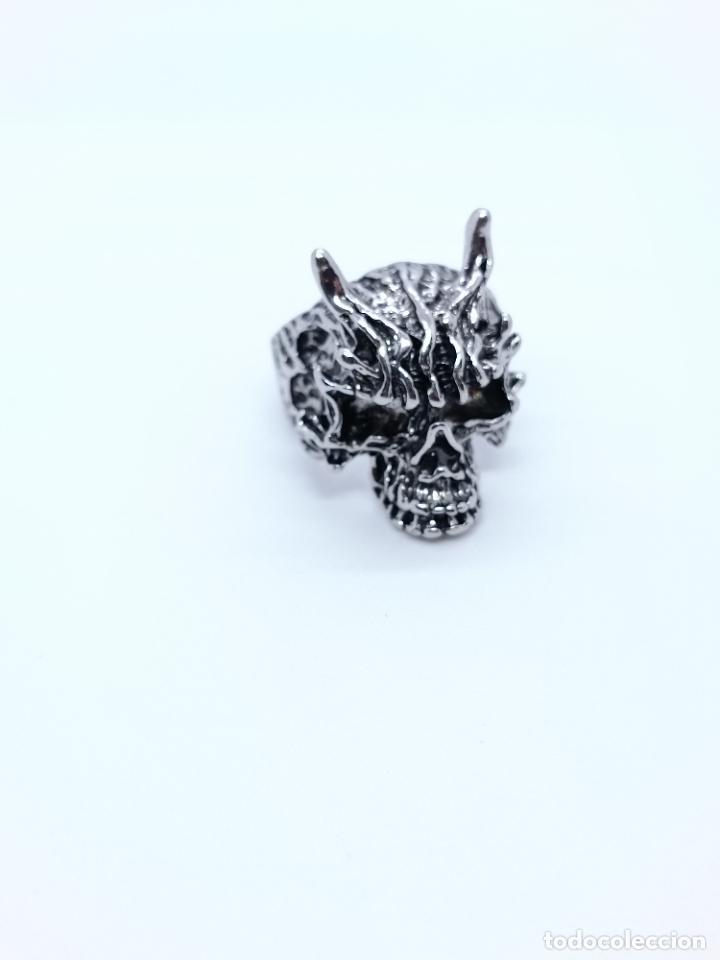 Joyeria: Excelente anillo ba&ntilde;ado en plata con forma de calavera de demonio - Foto 4