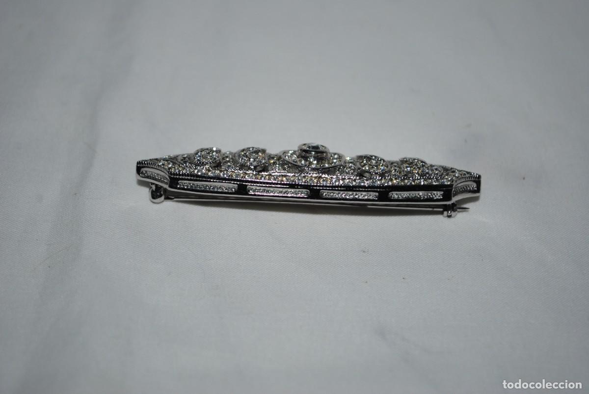 Joyeria: BROCHE ALARGADO ,CON FORMAS DE OCHOS . - Foto 2