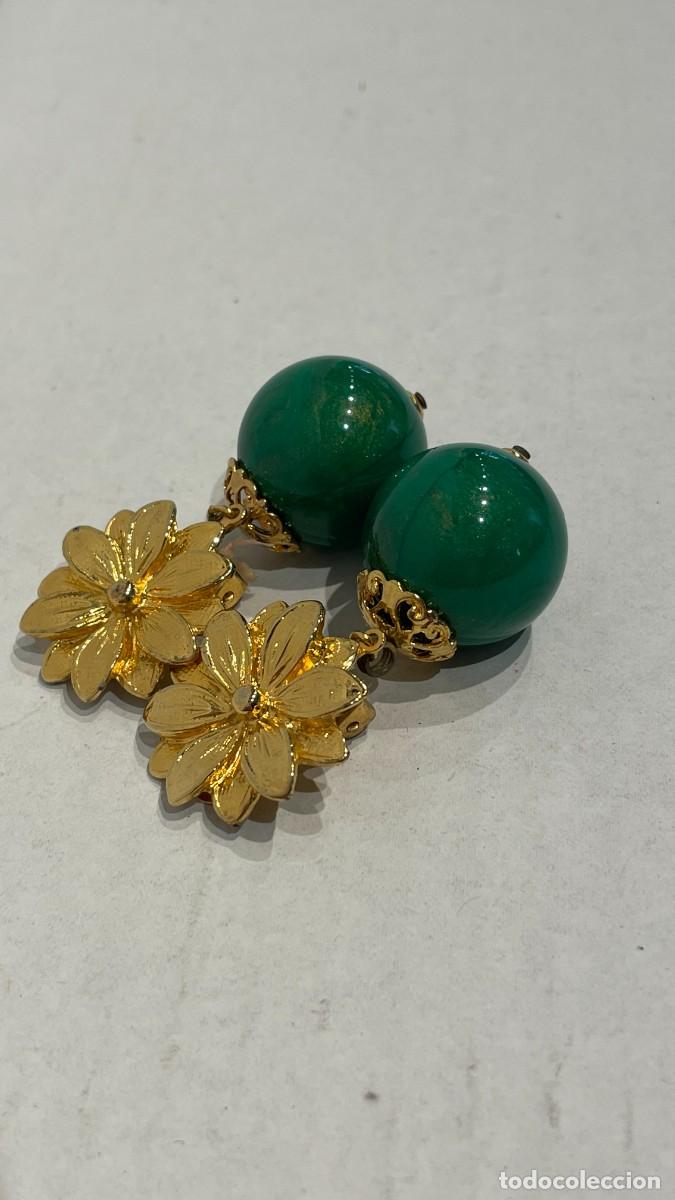 Joyeria: PENDIENTES DE FLOR DORADOS CON PIEDRA VERDE