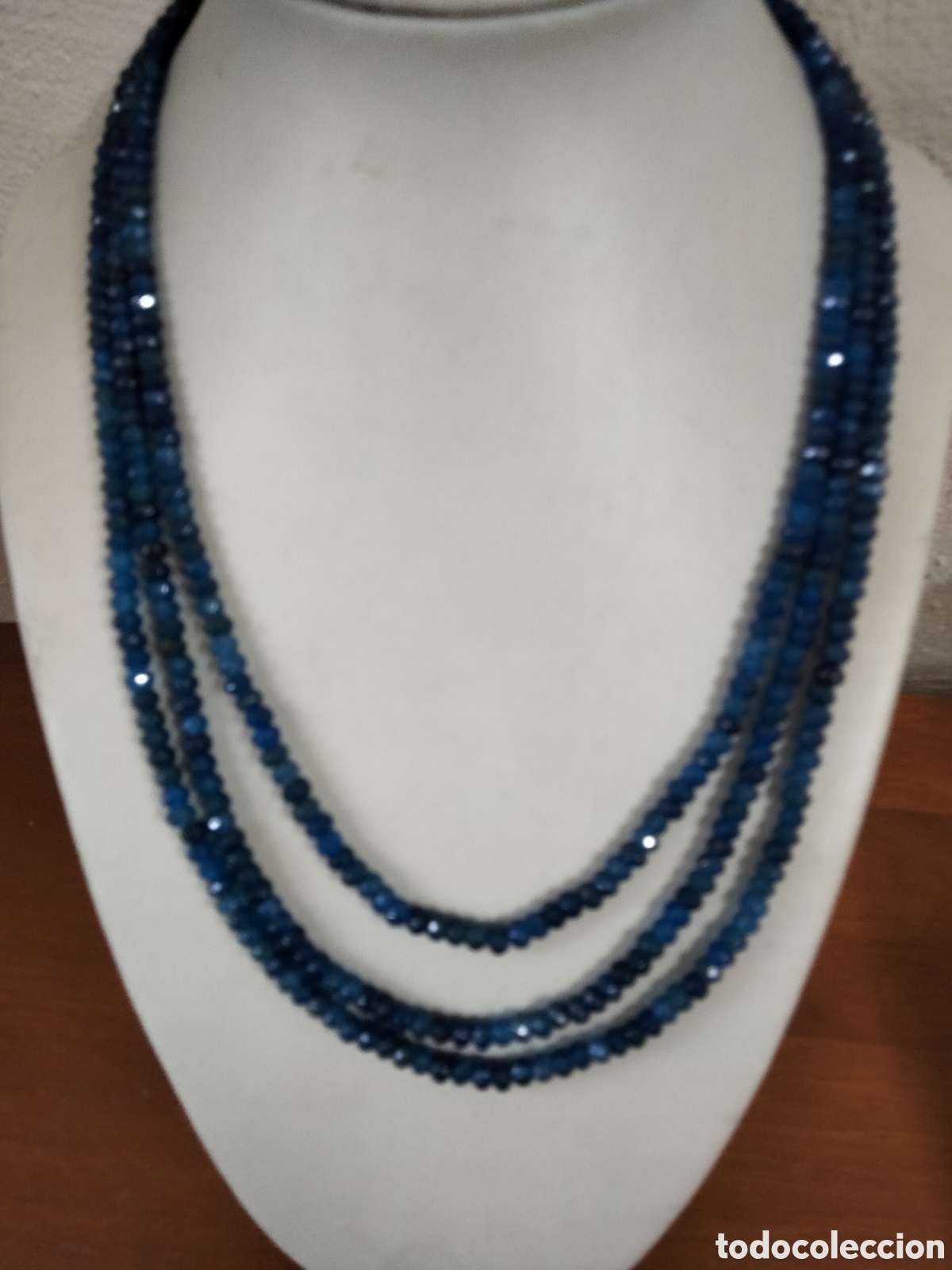 Joyeria: Maravilloso collar de tres vueltas de zafiros facetados