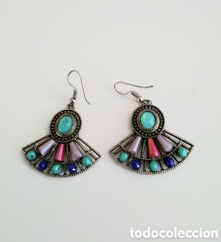 Joaillerie: Preciosos pendientes de acero con apliques de piedrecitas de colores