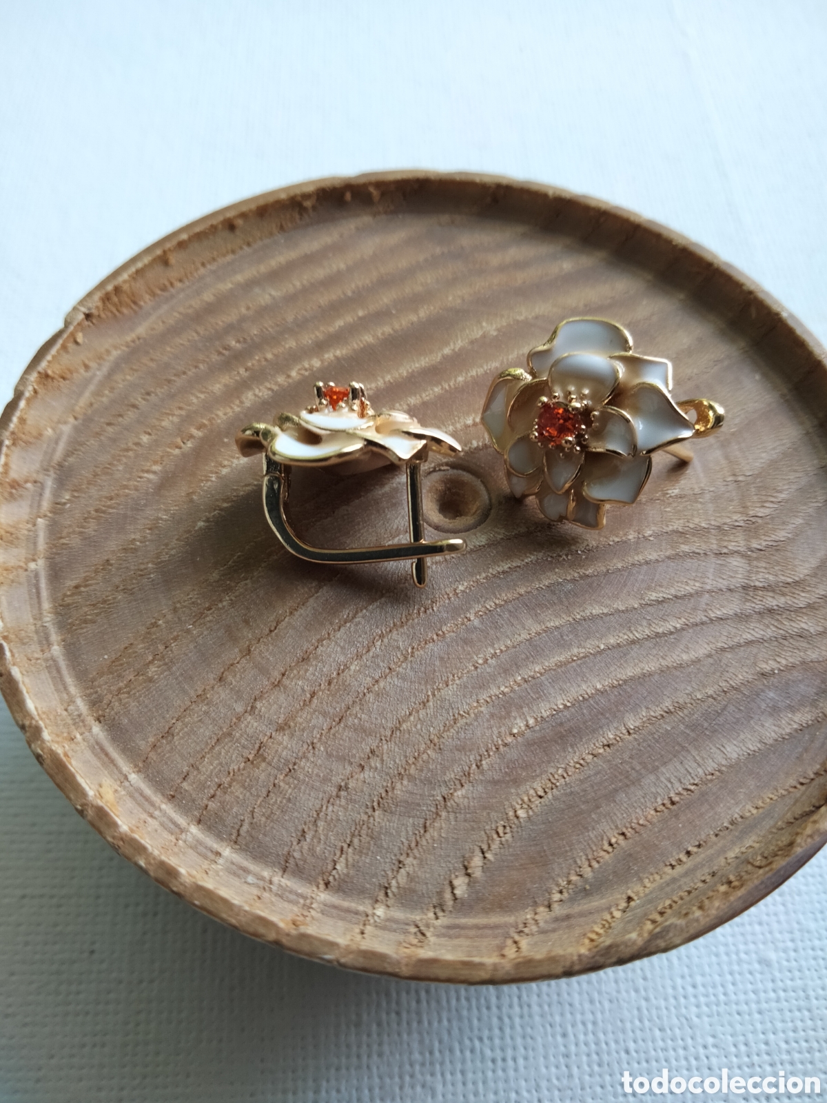 Joyeria: Pendientes flor esmaltados sobre ba&ntilde;o de oro - Foto 2