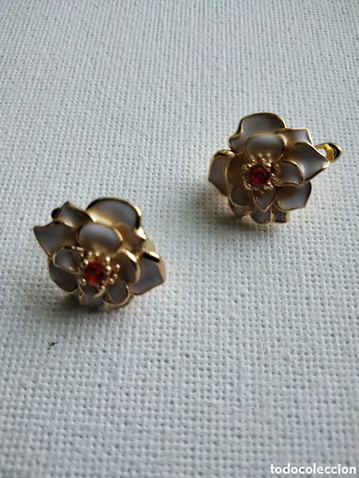 Joyeria: Pendientes flor esmaltados sobre ba&ntilde;o de oro - Foto 3